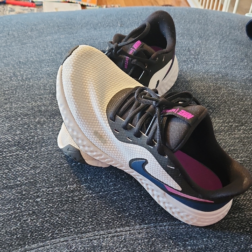 Nike Women's Black and White Athletic Shoes